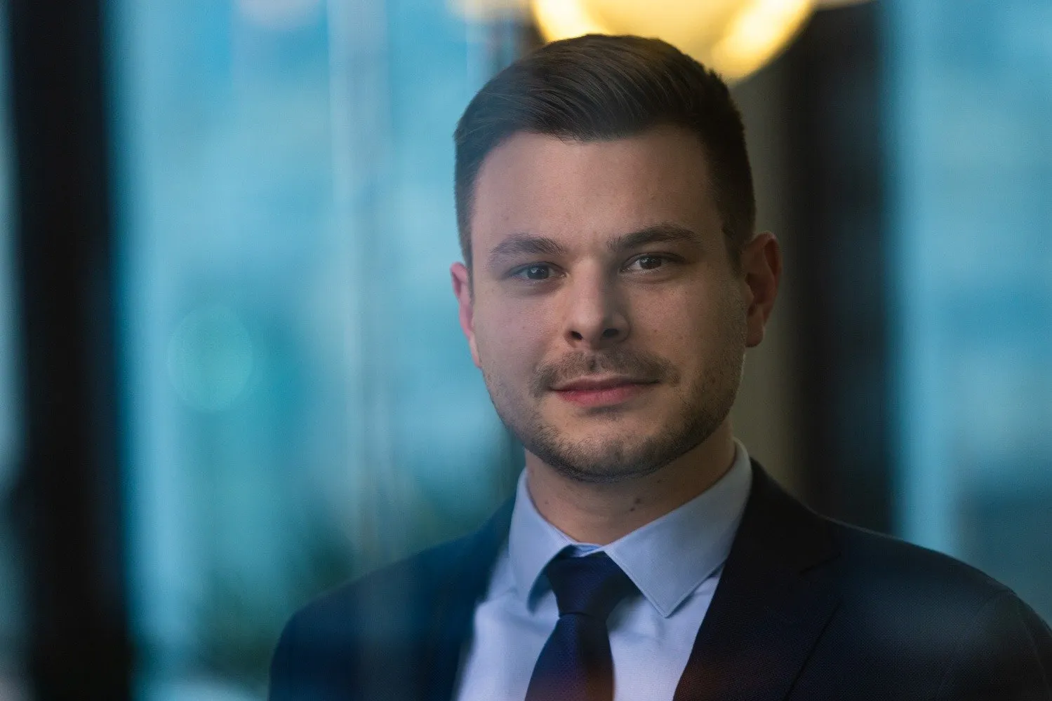 Portrait d’Akim, conseiller en gestion de patrimoine chez Ferless Conseil